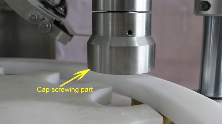 500 ml kringlótt flöskuvél með lokunarþéttingu og stjörnuhjól í gangi