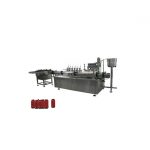 Lítil flaska af augndropum, naglalakfyllingarvél og lokunarvél